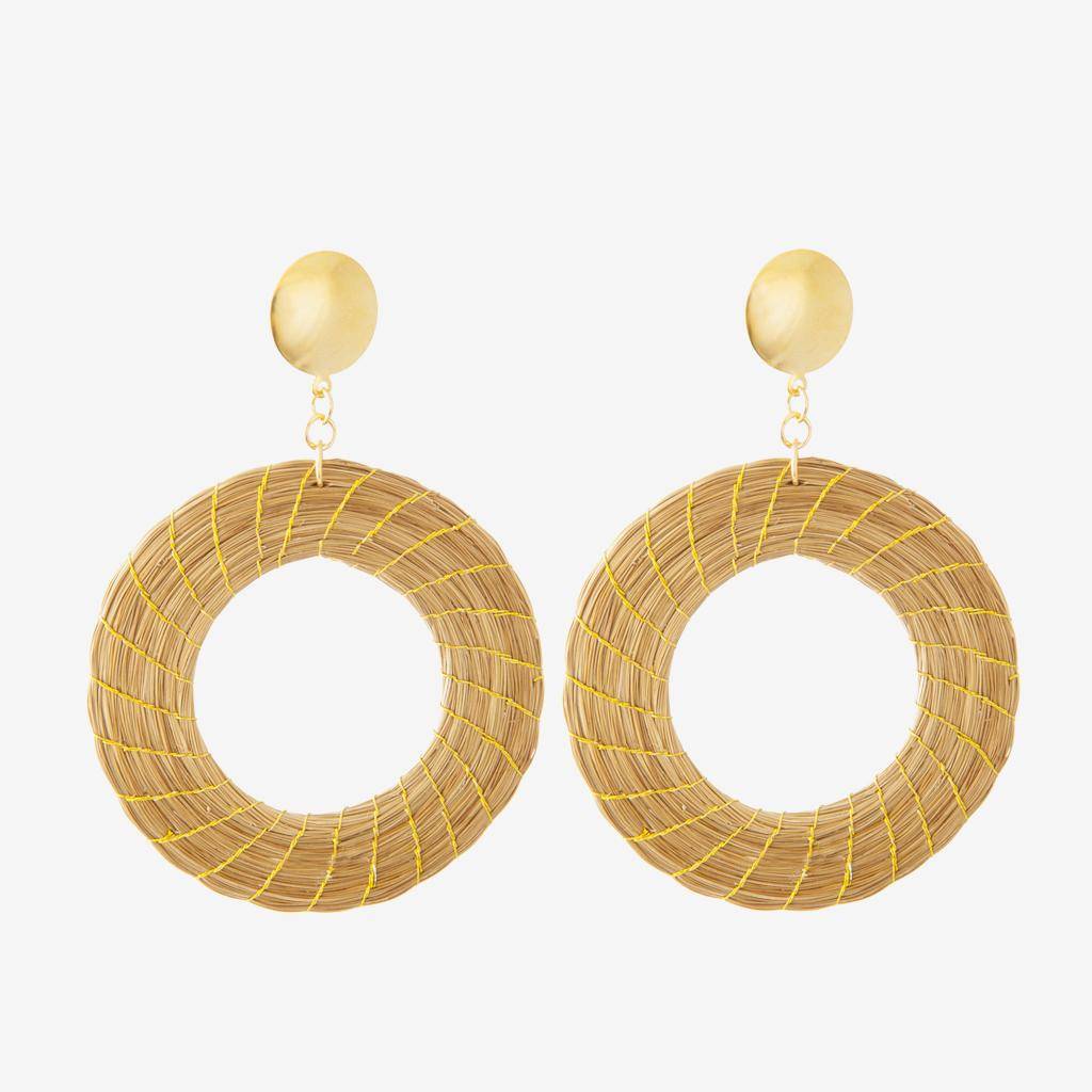 Tribale Earrings Gold — gioiello in erba d'oro disegnato da Orit, intrecciato a mano nel Cerrado, Oroboros