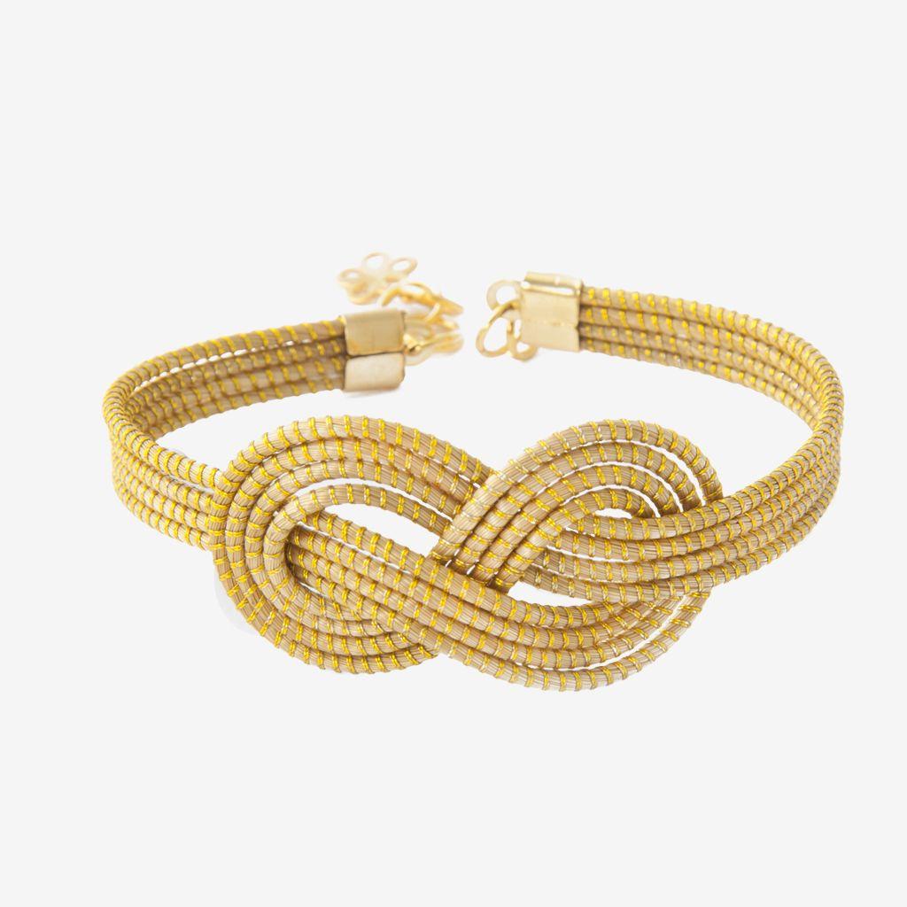 Uriel Bracelet Gold — gioiello in erba d'oro disegnato da Orit, intrecciato a mano nel Cerrado, Oroboros