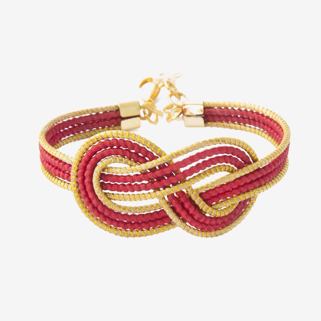 Uriel Bracelet Red — gioiello in erba d'oro disegnato da Orit, intrecciato a mano nel Cerrado, Oroboros