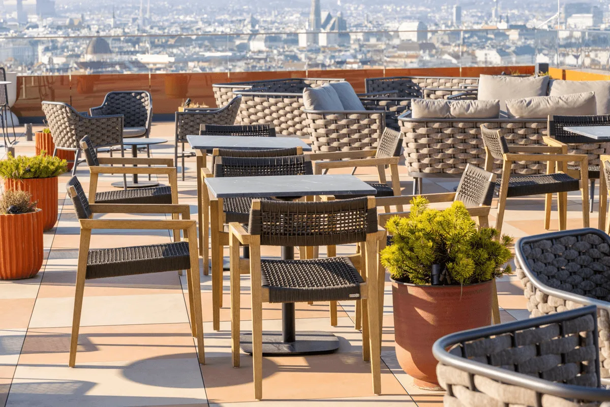 تصور مرجعي لتنسيق كرسي بذراعين Vadim في مساحة ضيافة