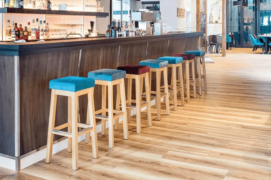 Bar stool Wanto in a reference hospitality setting
