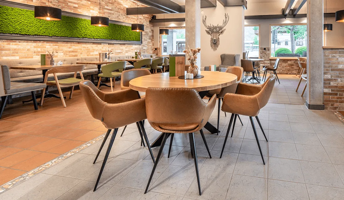 Armchair Edmar in a reference hospitality setting