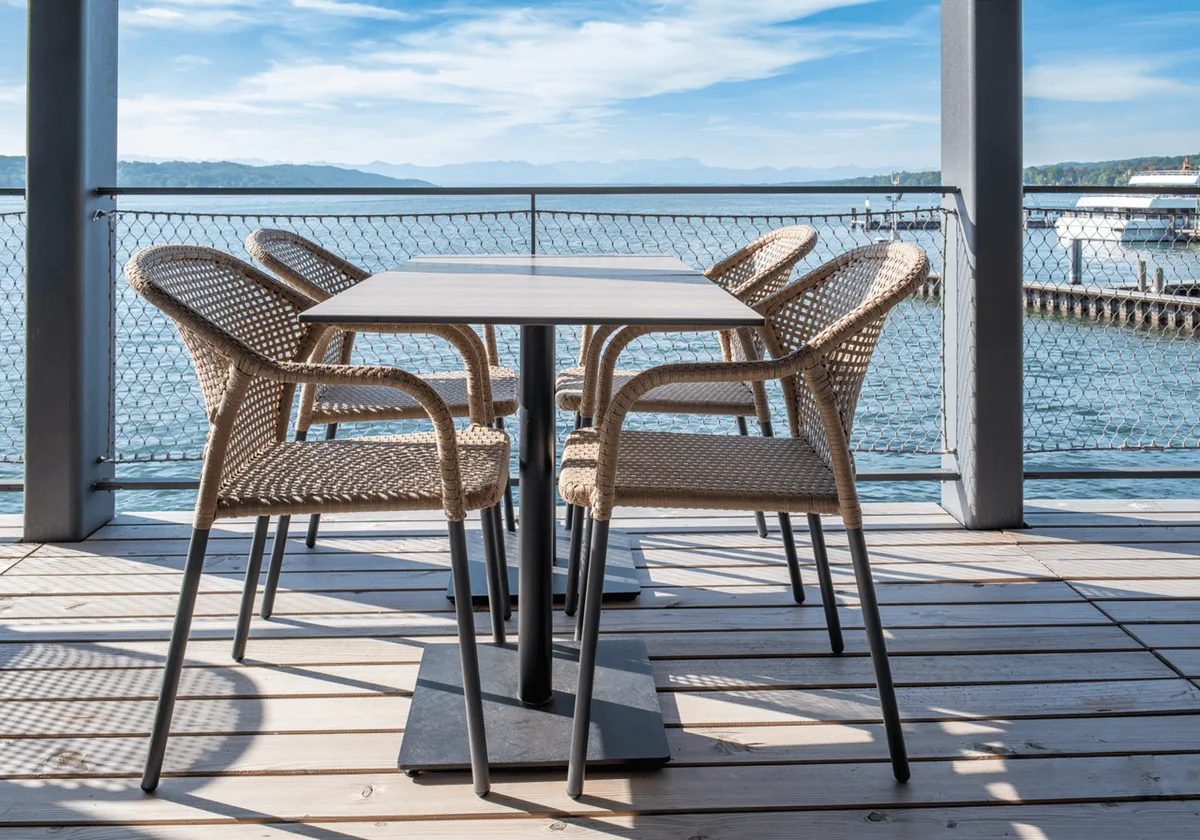 Armchair Nabal in a reference hospitality setting