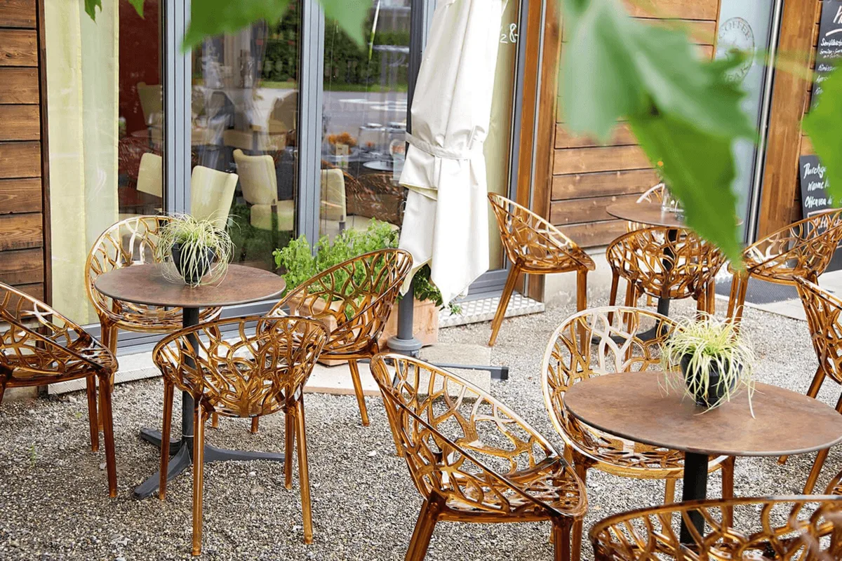 Chair Elsa in a reference hospitality setting