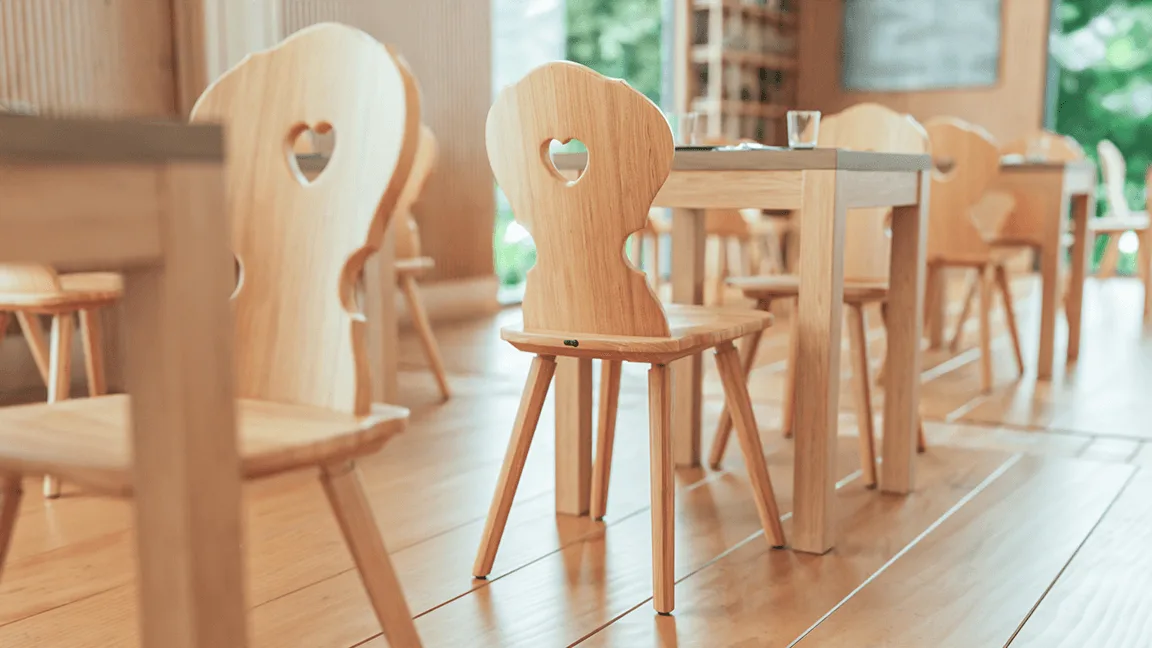 Chair Heidy in a reference hospitality setting
