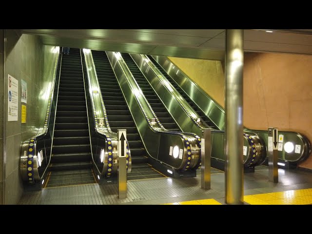 都営大江戸線新宿駅(エスカレーター)