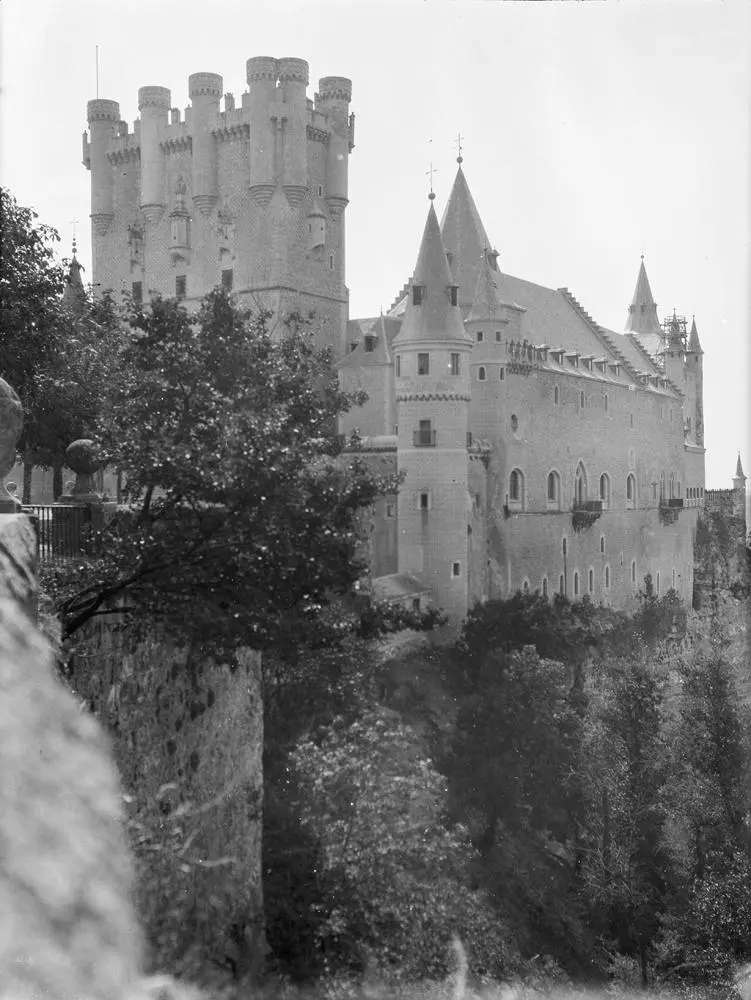 Segovia. Alcázar von Stadtseite [Alcázar desde la ciudad. Vista lateral del Alcázar con sus torres apuntadas y la torre del homenaje con torreones circulares en su parte superior].