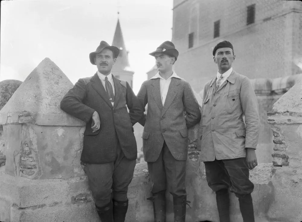 Gruppenbild beim Alcázar [Retrato de grupo en el Alcázar. Grupo de hombres con gorra y ropa de montaña].