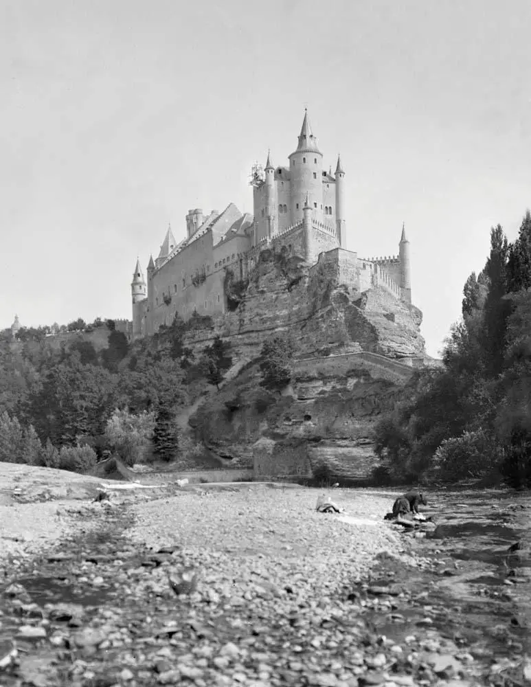 Alcazar von unten [El Alcázar de Segovia visto desde abajo].