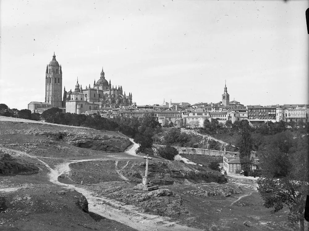 Segovia. Kathedrale & linker Teil v. s. [Catedral de Santa María y parte izquierda de la sección de la ciudad. Panorámica desde el cementerio judío].