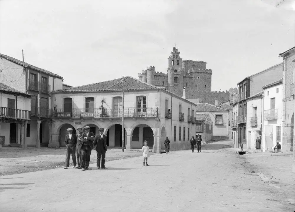 Turégano. Platz mit Burg [Plaza y vista del castillo].