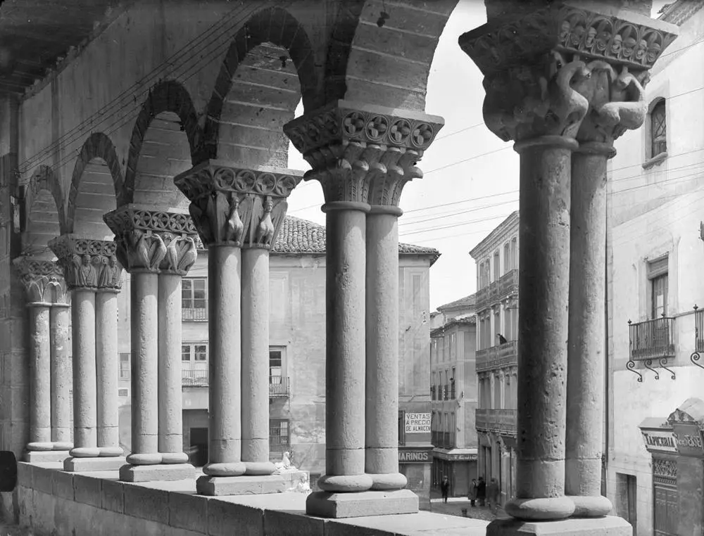 Segovia. Säulenvorhalle S. Martin (von innen) [Pórtico de columnas de San Martín (desde el interior)].