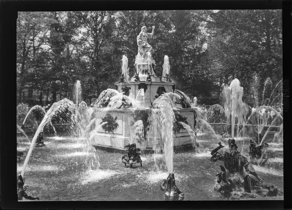 [Fuente de las Ranas en el palacio de la Granja. Estatua de Latona en lo alto de la fuente rodeada de ranas y en el pilón ocho hombres convertidos en rana que también sirven de surtidores a la fuente. Fuente de planta octogonal].