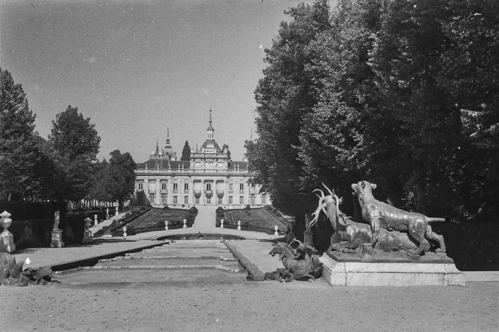 Gertrud. La Granja & Segovia [Vista del palacio de la Granja desde una de las fuentes de sus jardines].