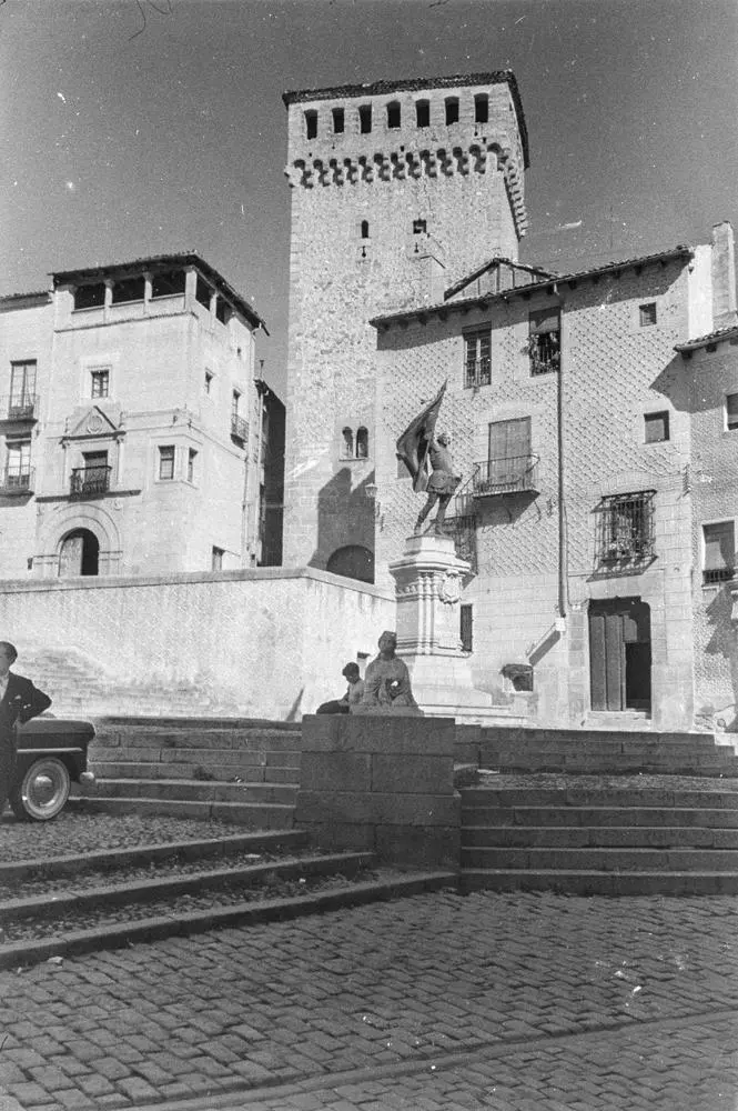 Gertrud. La Granja & Segovia [Vista del monumento al comunero Juan Bravo en la ciudad de Segovia].