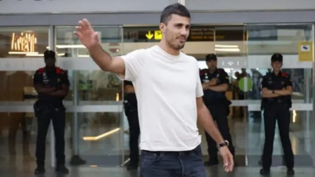 رودري يصل برشلونة ويعلن «اللعب هنا حلم.. وهدفنا الفوز بدوري أبطال أوروبا»