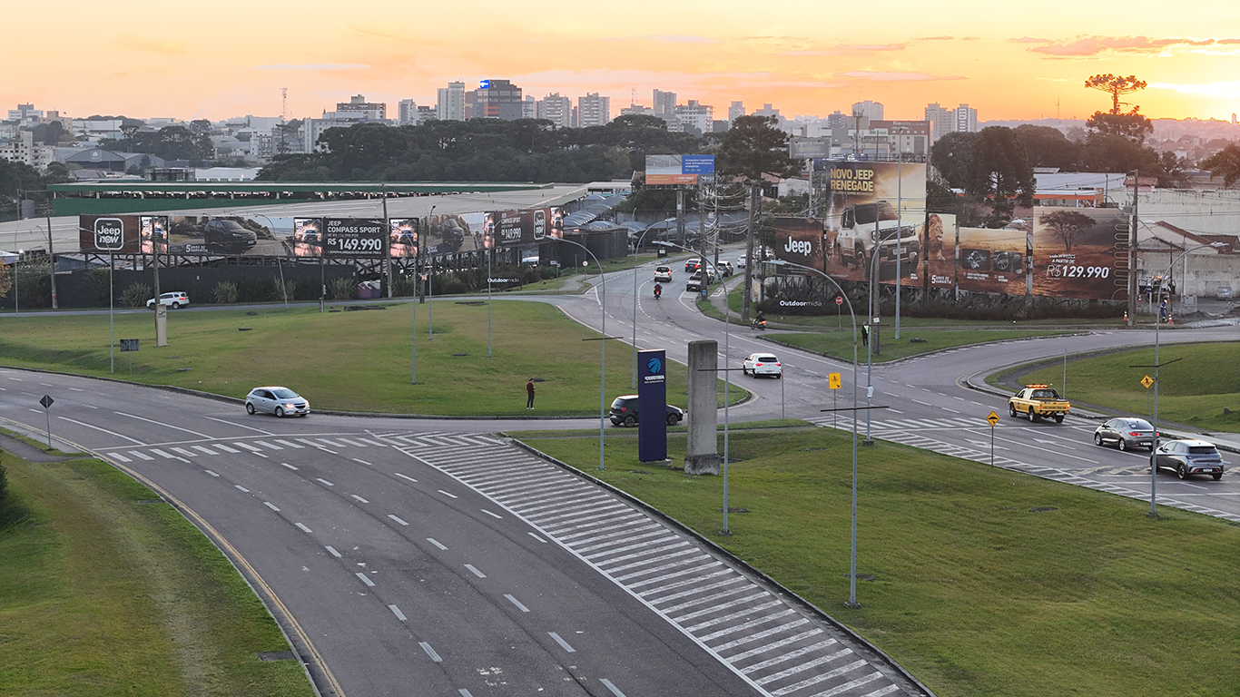 Circuito de frontlights com a campanha do Jeep Renegade e Compass em via de alto fluxo em Curitiba