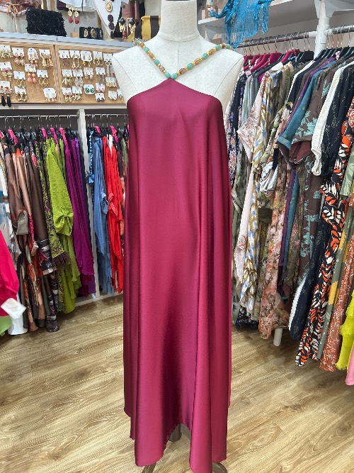 Vestido burdeos perlas