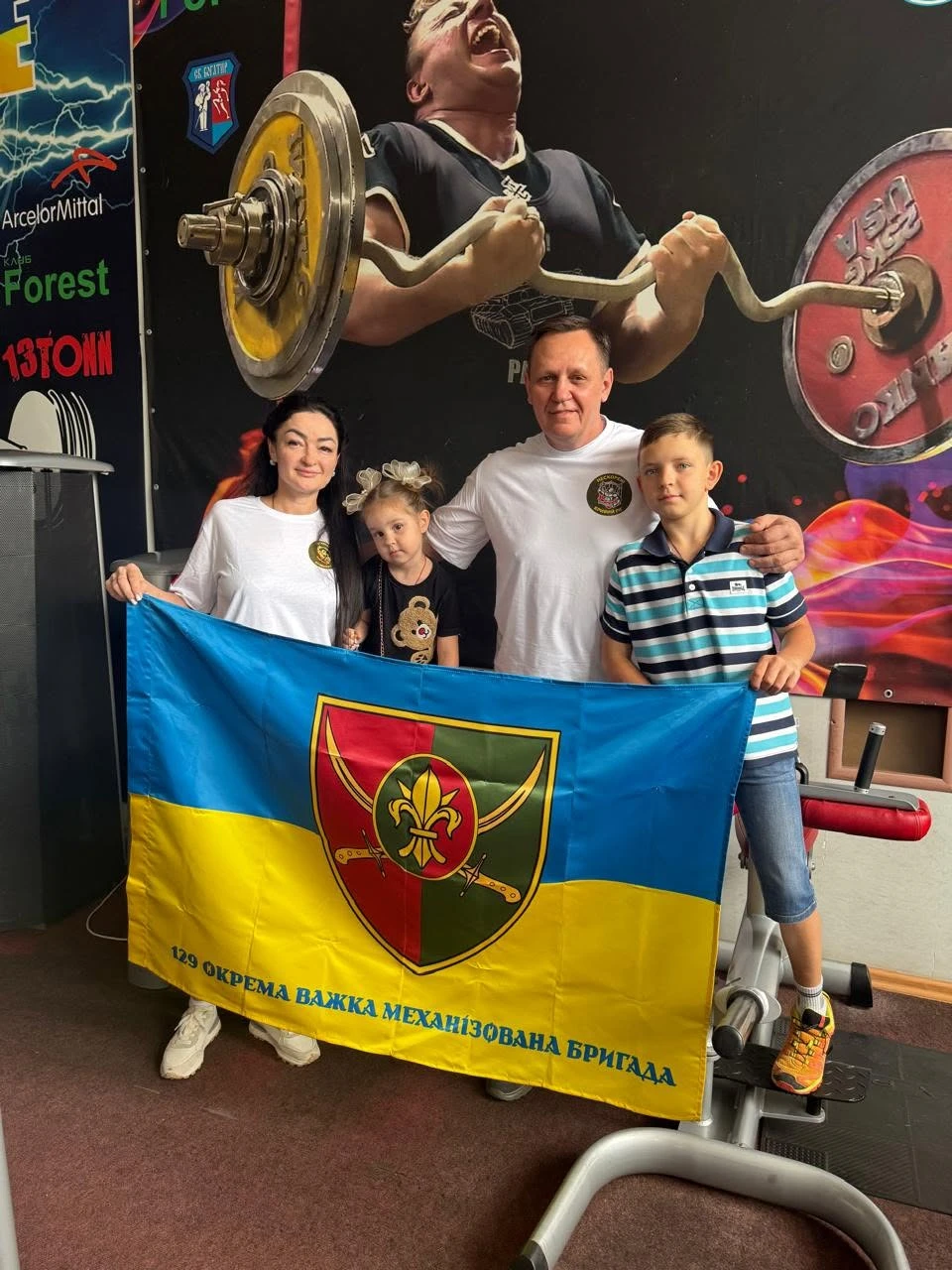 Родина військовослужбовця 129 ОВМБр з прапором бригади