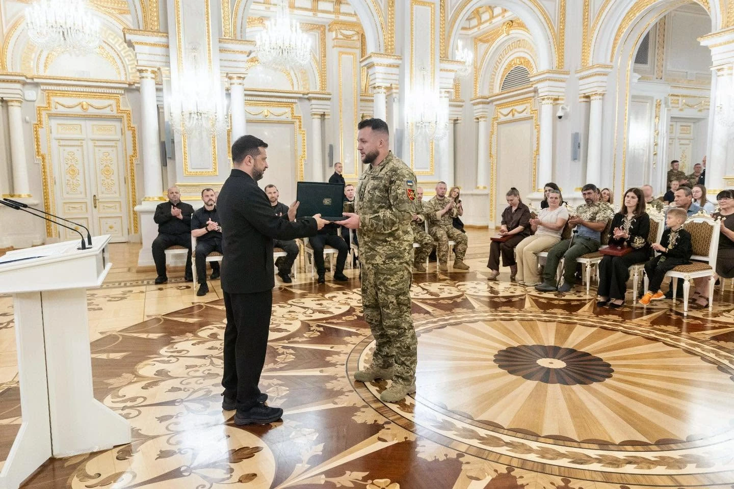Хрест бойових заслуг вручають за видатну особисту хоробрість та відвагу