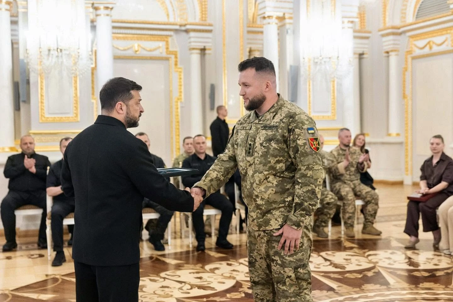 Побратими вітають командира батальйону з високою нагородою