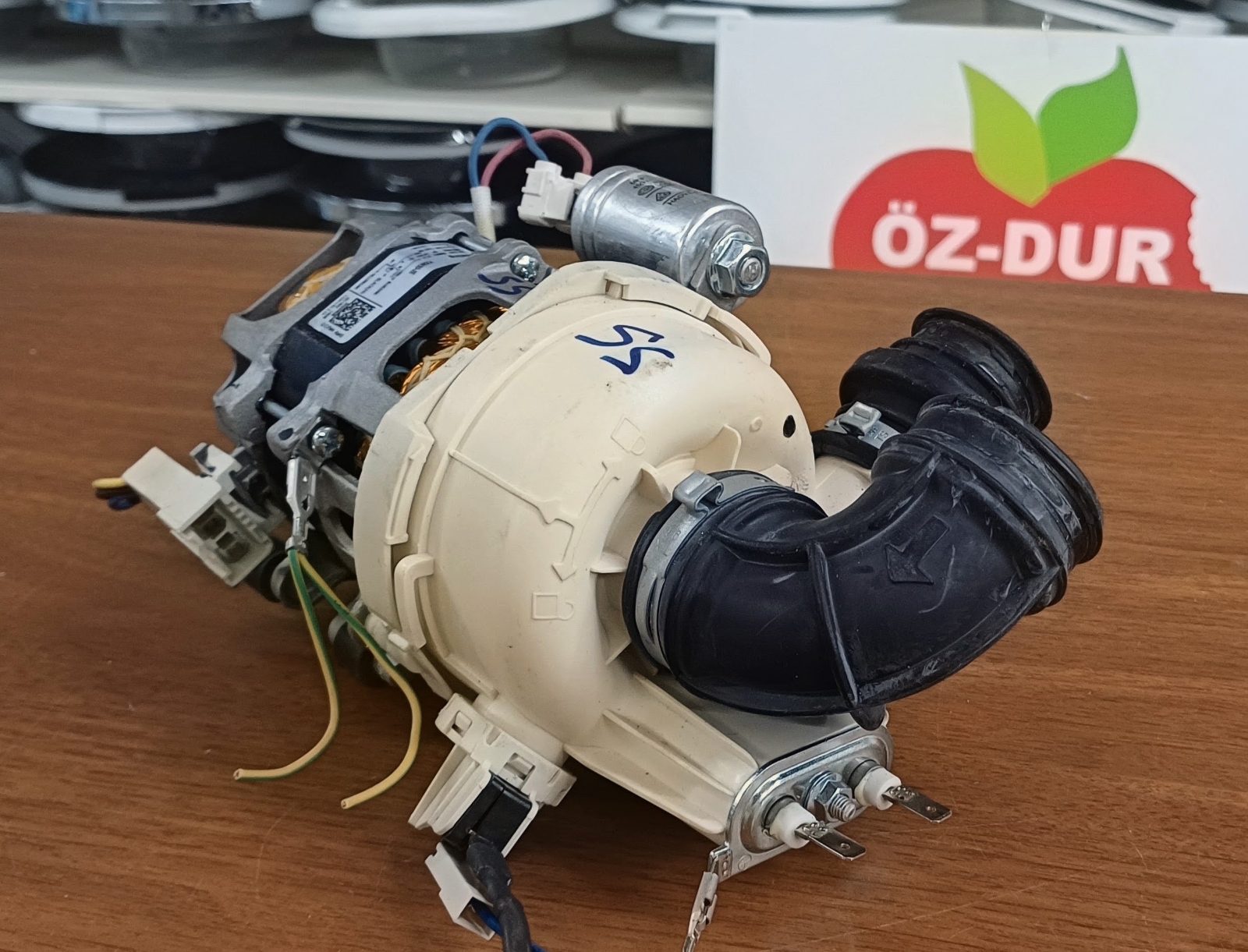 Franke FDWS 614 DA++XS yarı ankastre bulaşık makinesi modellerinde kullanılan sirkülasyon (yıkama) pompası — görsel 3