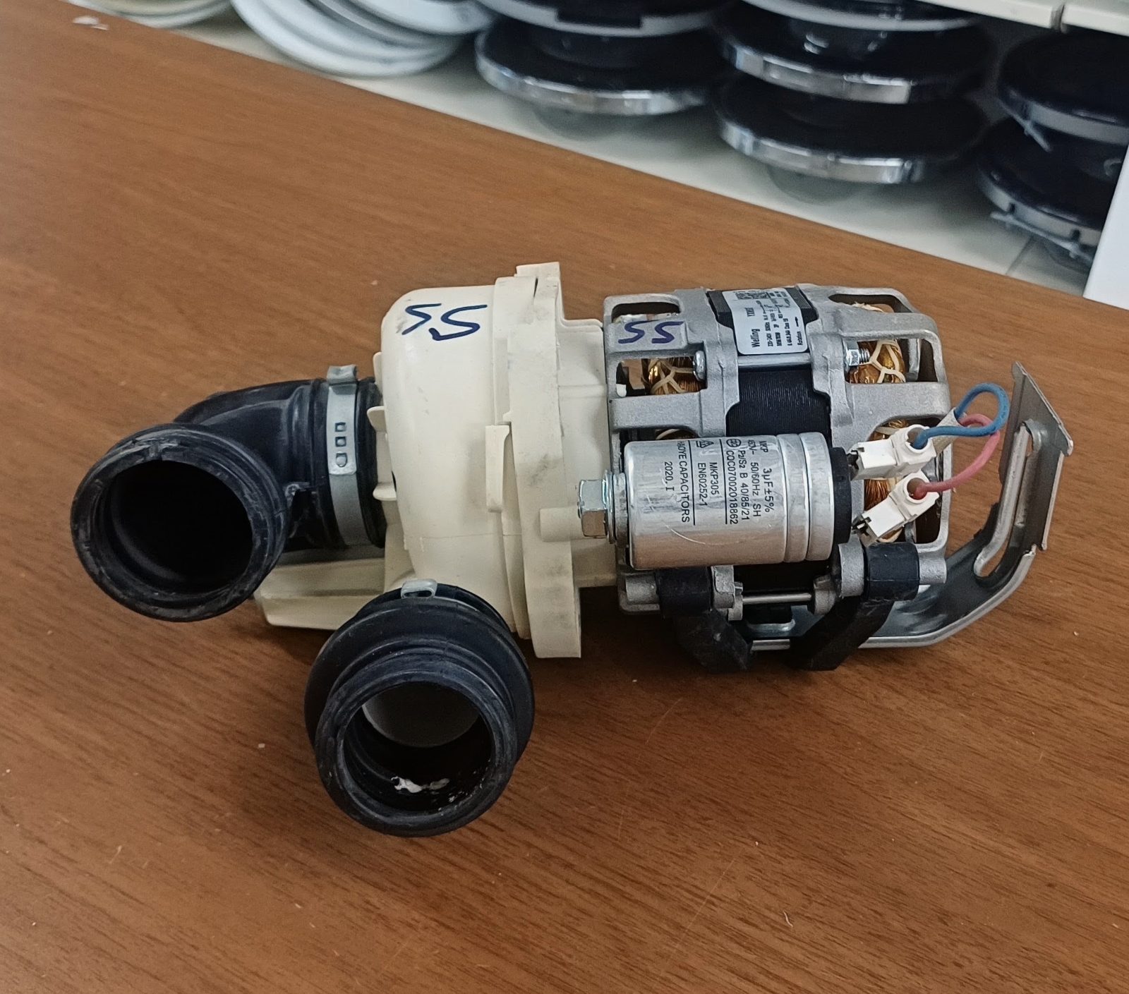 Franke FDWS 614 DA++XS yarı ankastre bulaşık makinesi modellerinde kullanılan sirkülasyon (yıkama) pompası — görsel 4