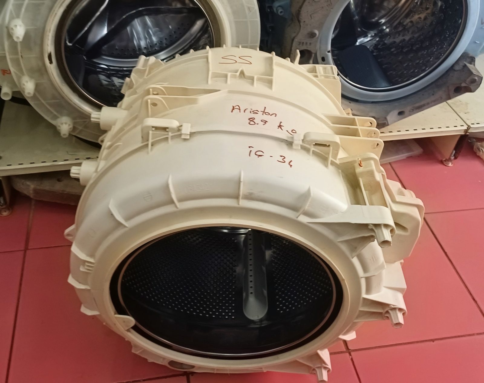 Hotpoint Ariston FMG 923 ve FMG 1023 model çamaşır makineleri ile tam uyumlu, orijinal komple çamaşır makinesi kazanı. Ürün Detayları ve Durumu: Uyumlu Marka / Model: Hotpoint Ariston FMG 923, FMG 1023 (8 kg / 9 kg / 10 kg serileri ile uyumludur). Parça Durumu: Orijinal çıkma/revizyonlu yedek parça. Fiziksel Durum: Kazan plastiğinde (dış kazan) veya çelik tamburunda herhangi bir çatlak, kırık ya da deformasyon bulunmamaktadır. Rulman / Bilya Durumu: Rulman yatakları ve mil yapısı sağlamdır, sessiz çalışır. Montaja hazır durumdadır. Ariston Hotpoint FMG 923 / FMG 1023 Çamaşır Makinesi Komple Kazan (Orijinal Çıkma)