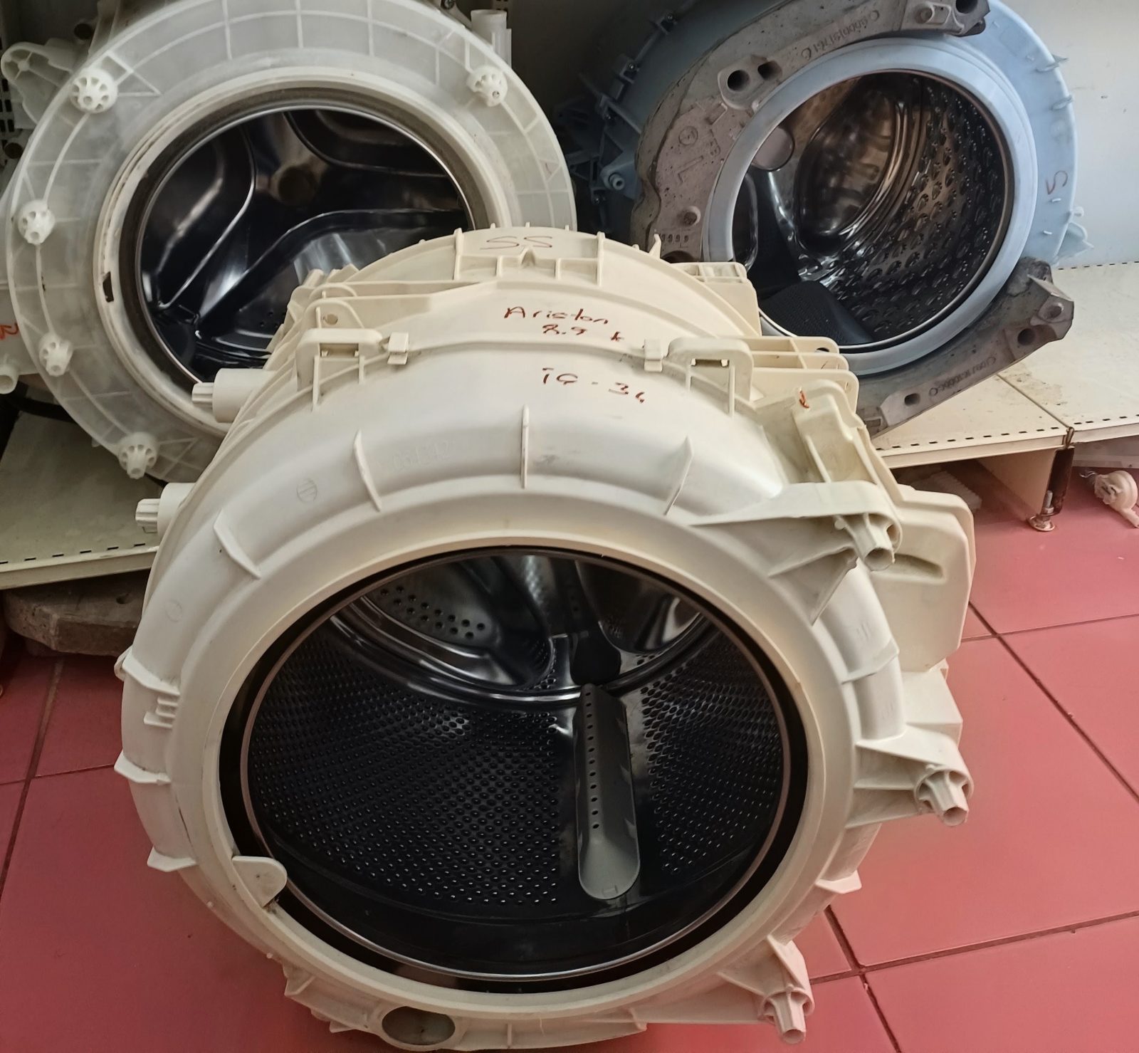 Hotpoint Ariston FMG 923 ve FMG 1023 model çamaşır makineleri ile tam uyumlu, orijinal komple çamaşır makinesi kazanı.  ​Ürün Detayları ve Durumu:  ​Uyumlu Marka / Model: Hotpoint Ariston FMG 923, FMG 1023 (8 kg / 9 kg / 10 kg serileri ile uyumludur). ​Parça Durumu: Orijinal çıkma/revizyonlu yedek parça. ​Fiziksel Durum: Kazan plastiğinde (dış kazan) veya çelik tamburunda herhangi bir çatlak, kırık ya da deformasyon bulunmamaktadır. ​Rulman / Bilya Durumu: Rulman yatakları ve mil yapısı sağlamdır, sessiz çalışır. Montaja hazır durumdadır. Ariston Hotpoint FMG 923 / FMG 1023 Çamaşır Makinesi Komple Kazan (Orijinal Çıkma) — görsel 2