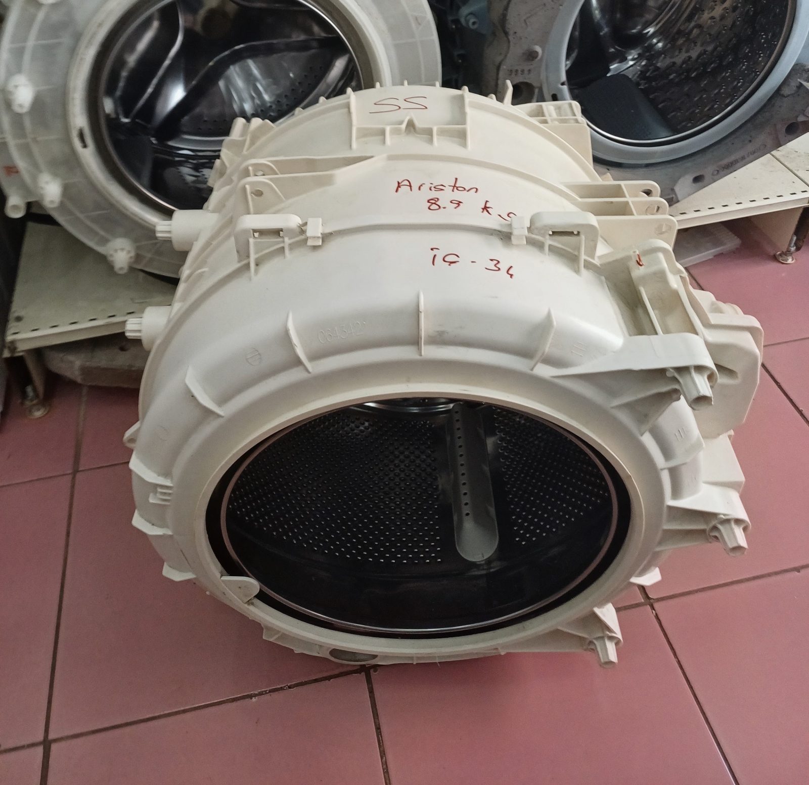 Hotpoint Ariston FMG 923 ve FMG 1023 model çamaşır makineleri ile tam uyumlu, orijinal komple çamaşır makinesi kazanı.  ​Ürün Detayları ve Durumu:  ​Uyumlu Marka / Model: Hotpoint Ariston FMG 923, FMG 1023 (8 kg / 9 kg / 10 kg serileri ile uyumludur). ​Parça Durumu: Orijinal çıkma/revizyonlu yedek parça. ​Fiziksel Durum: Kazan plastiğinde (dış kazan) veya çelik tamburunda herhangi bir çatlak, kırık ya da deformasyon bulunmamaktadır. ​Rulman / Bilya Durumu: Rulman yatakları ve mil yapısı sağlamdır, sessiz çalışır. Montaja hazır durumdadır. Ariston Hotpoint FMG 923 / FMG 1023 Çamaşır Makinesi Komple Kazan (Orijinal Çıkma) — görsel 3