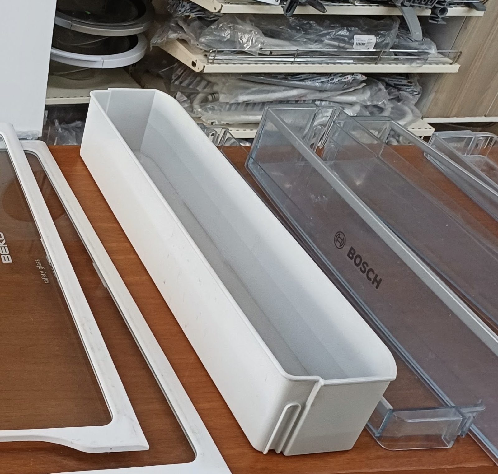 Bosch, Siemens, Profilo ve Neff grubu buzdolaplarına ait şeffaf kapı rafına (şişelik / yumurtalık rafı) aittir.