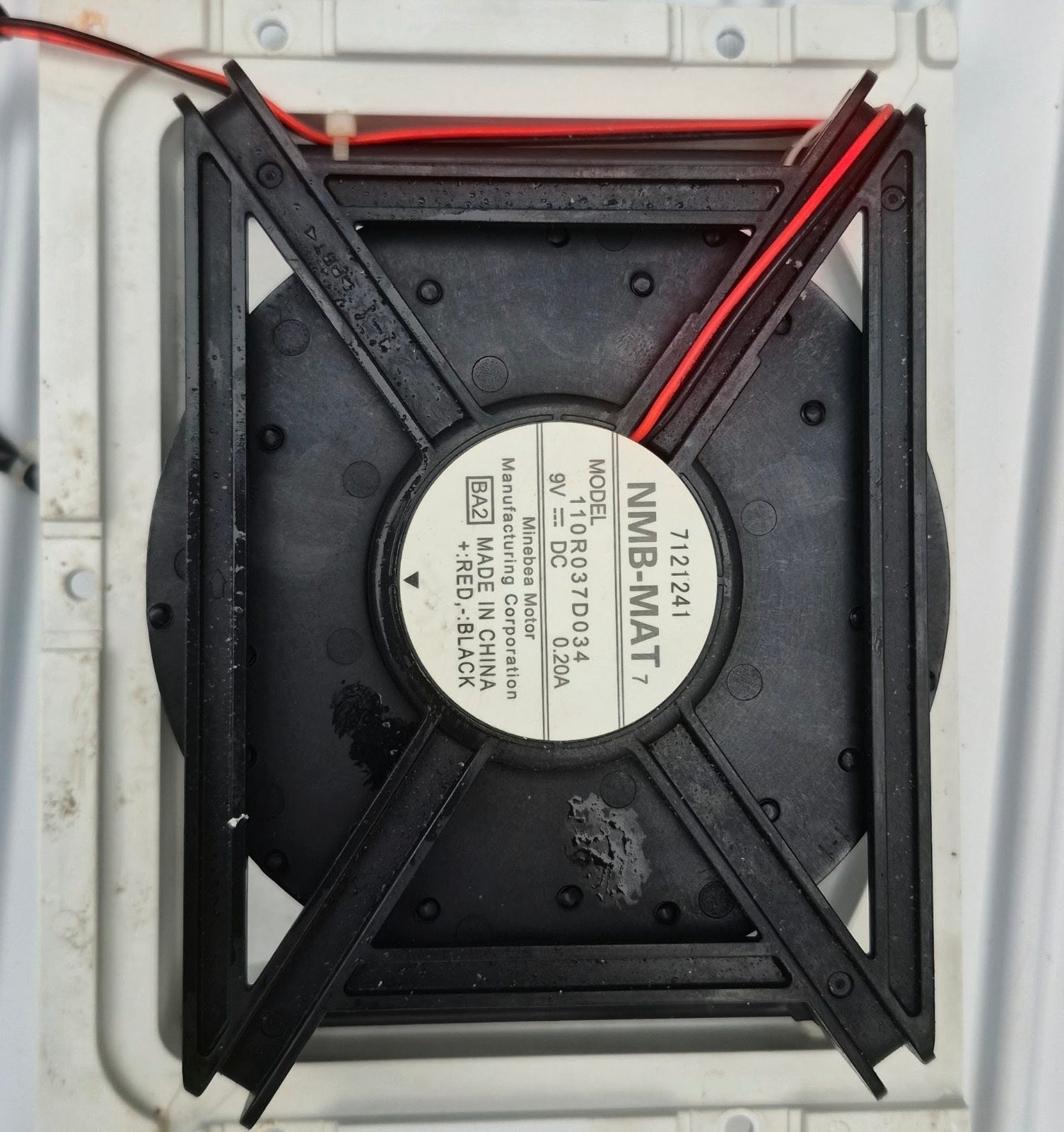 Hotpoint Ariston E26YH 19223F Buzdolabı Fan Motoru - 110R037D034 (9V DC) — görsel 1