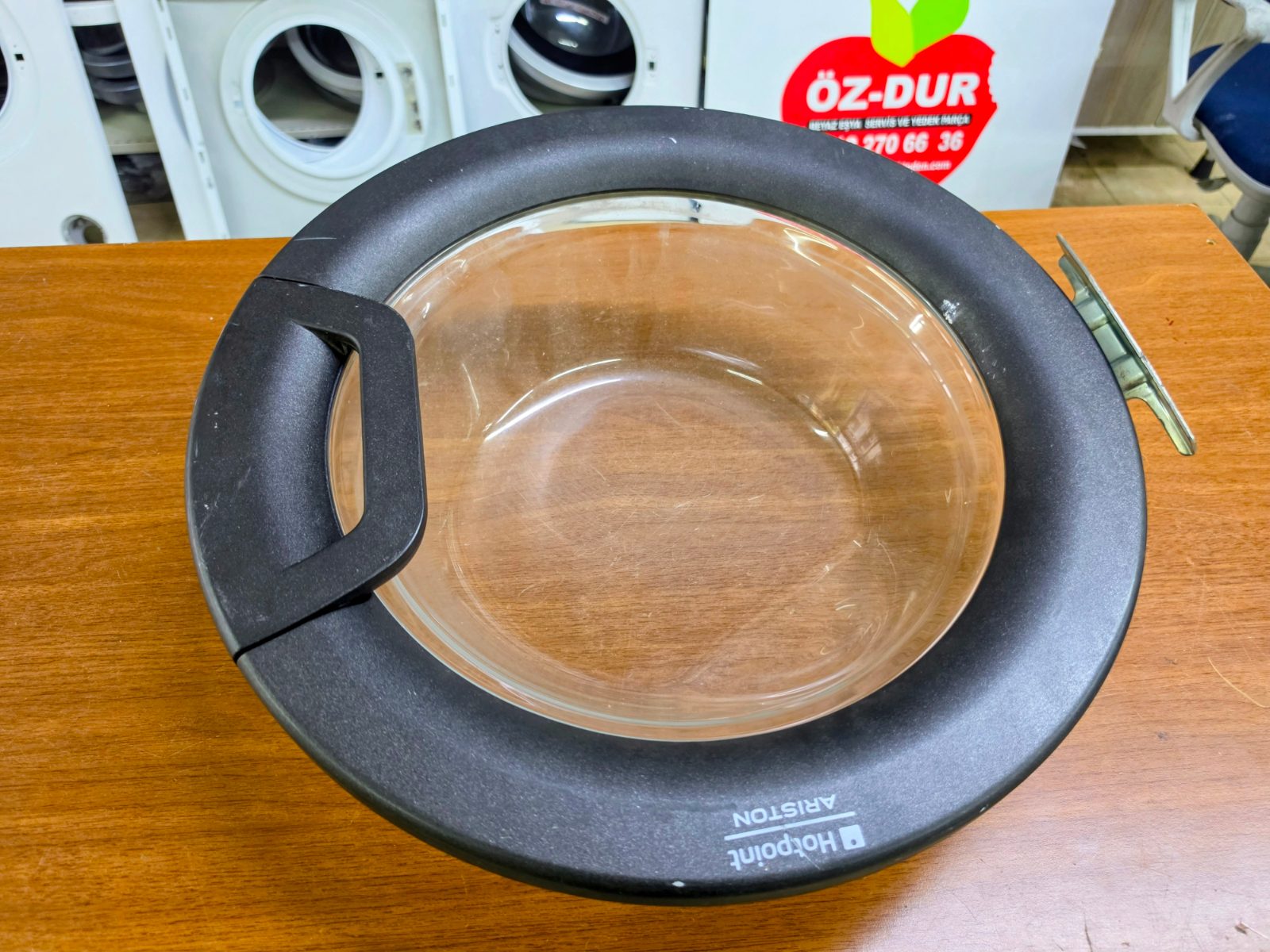 Hotpoint Ariston WMD 942 Çamaşır Makinesi Komple Ön Kapak Grubu  ​Hotpoint Ariston WMD serisi çamaşır makineleri ile birebir uyumlu orijinal yedek parçadır. Görselde görüldüğü üzere kapak camı, dış çerçevesi, kapak açma tutamağı ve metal menteşesi komple montaja hazır halde teslim edilir.  ​🛠️ Ürün Özellikleri ve Durumu ​Parça Türü: Komple Ön Kapak (Dış Çerçeve + İç Cam + Menteşe + Tutamak Mekanizması) — görsel 1