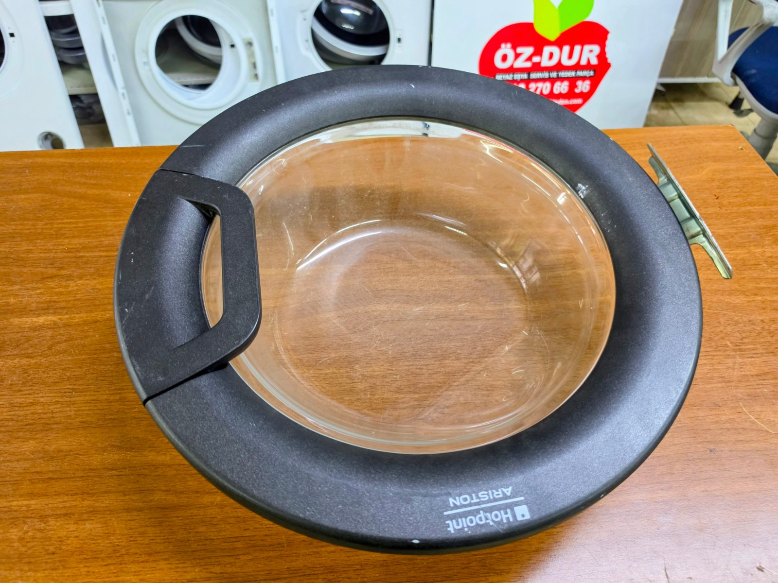 Hotpoint Ariston WMD 942 Çamaşır Makinesi Komple Ön Kapak Grubu  ​Hotpoint Ariston WMD serisi çamaşır makineleri ile birebir uyumlu orijinal yedek parçadır. Görselde görüldüğü üzere kapak camı, dış çerçevesi, kapak açma tutamağı ve metal menteşesi komple montaja hazır halde teslim edilir.  ​🛠️ Ürün Özellikleri ve Durumu ​Parça Türü: Komple Ön Kapak (Dış Çerçeve + İç Cam + Menteşe + Tutamak Mekanizması) — görsel 2