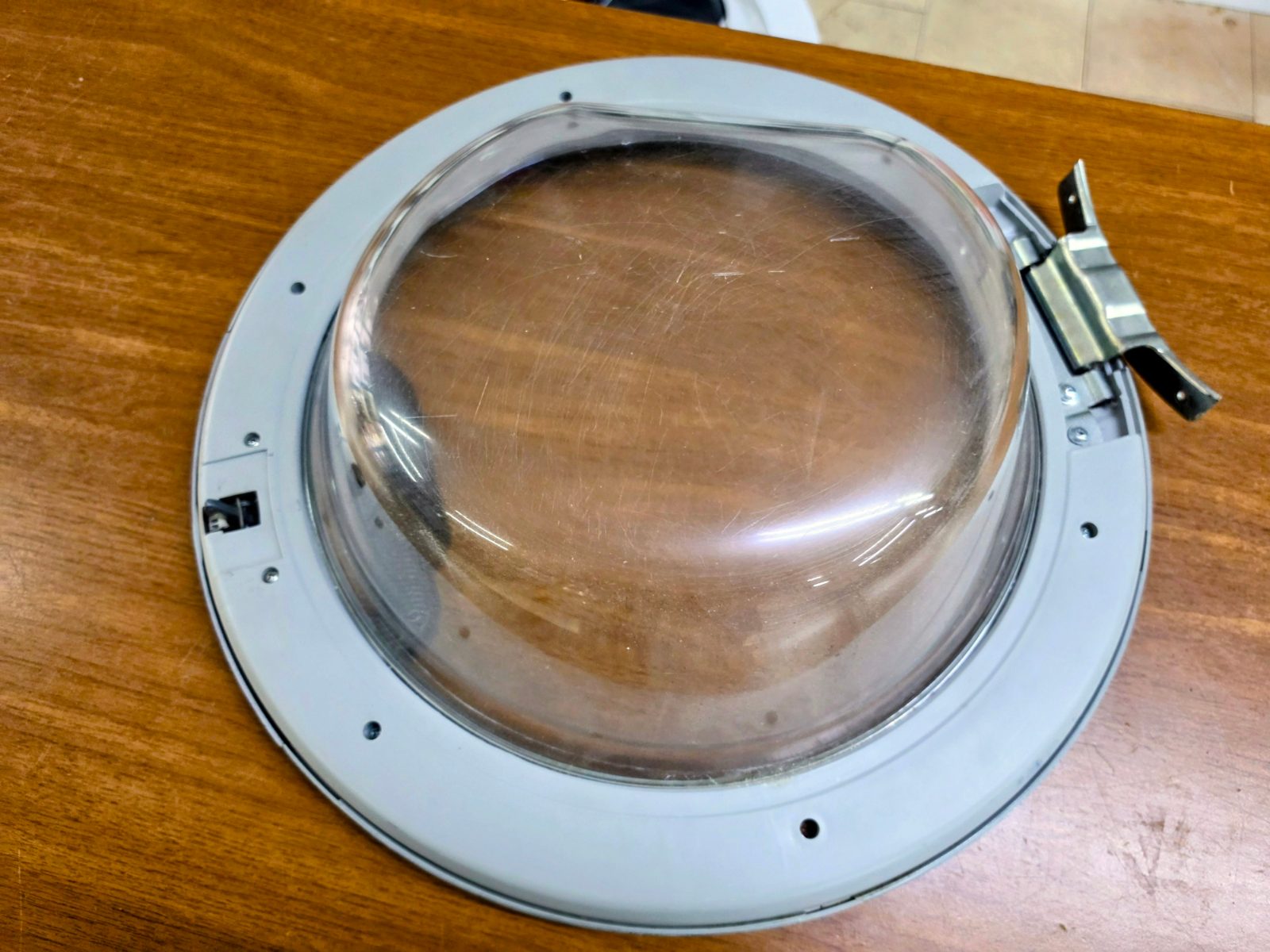 Hotpoint Ariston WMD 942 Çamaşır Makinesi Komple Ön Kapak Grubu  ​Hotpoint Ariston WMD serisi çamaşır makineleri ile birebir uyumlu orijinal yedek parçadır. Görselde görüldüğü üzere kapak camı, dış çerçevesi, kapak açma tutamağı ve metal menteşesi komple montaja hazır halde teslim edilir.  ​🛠️ Ürün Özellikleri ve Durumu ​Parça Türü: Komple Ön Kapak (Dış Çerçeve + İç Cam + Menteşe + Tutamak Mekanizması) — görsel 3