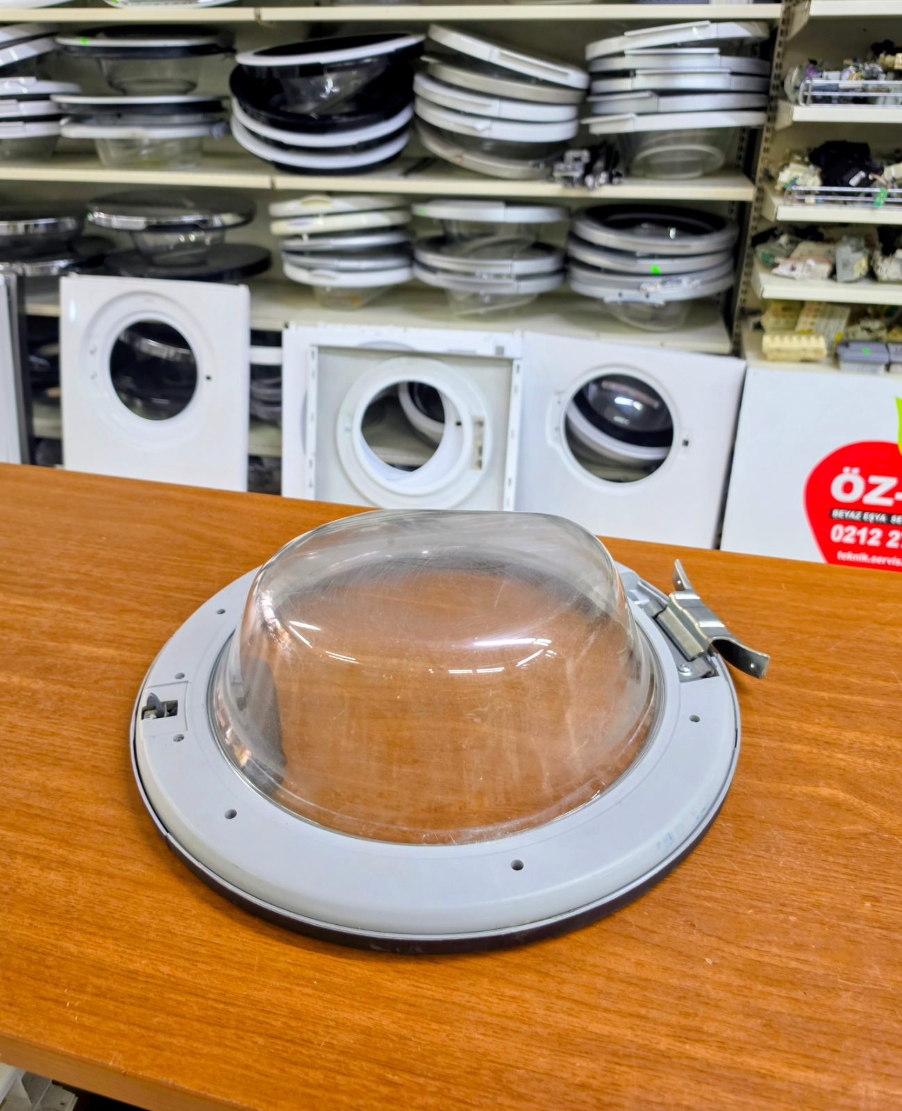 Hotpoint Ariston WMD 942 Çamaşır Makinesi Komple Ön Kapak Grubu  ​Hotpoint Ariston WMD serisi çamaşır makineleri ile birebir uyumlu orijinal yedek parçadır. Görselde görüldüğü üzere kapak camı, dış çerçevesi, kapak açma tutamağı ve metal menteşesi komple montaja hazır halde teslim edilir.  ​🛠️ Ürün Özellikleri ve Durumu ​Parça Türü: Komple Ön Kapak (Dış Çerçeve + İç Cam + Menteşe + Tutamak Mekanizması) — görsel 4
