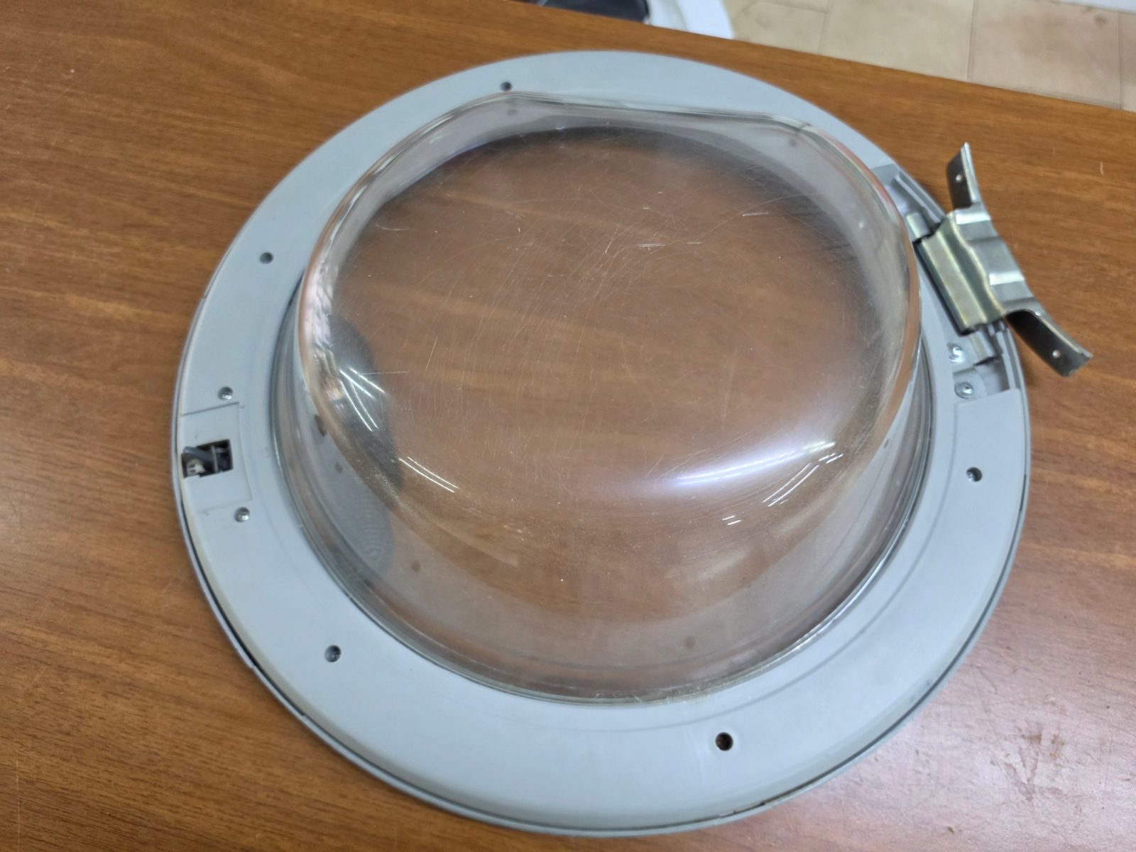 Hotpoint Ariston WMD 942 Çamaşır Makinesi Komple Ön Kapak Grubu  ​Hotpoint Ariston WMD serisi çamaşır makineleri ile birebir uyumlu orijinal yedek parçadır. Görselde görüldüğü üzere kapak camı, dış çerçevesi, kapak açma tutamağı ve metal menteşesi komple montaja hazır halde teslim edilir.  ​🛠️ Ürün Özellikleri ve Durumu ​Parça Türü: Komple Ön Kapak (Dış Çerçeve + İç Cam + Menteşe + Tutamak Mekanizması) — görsel 5