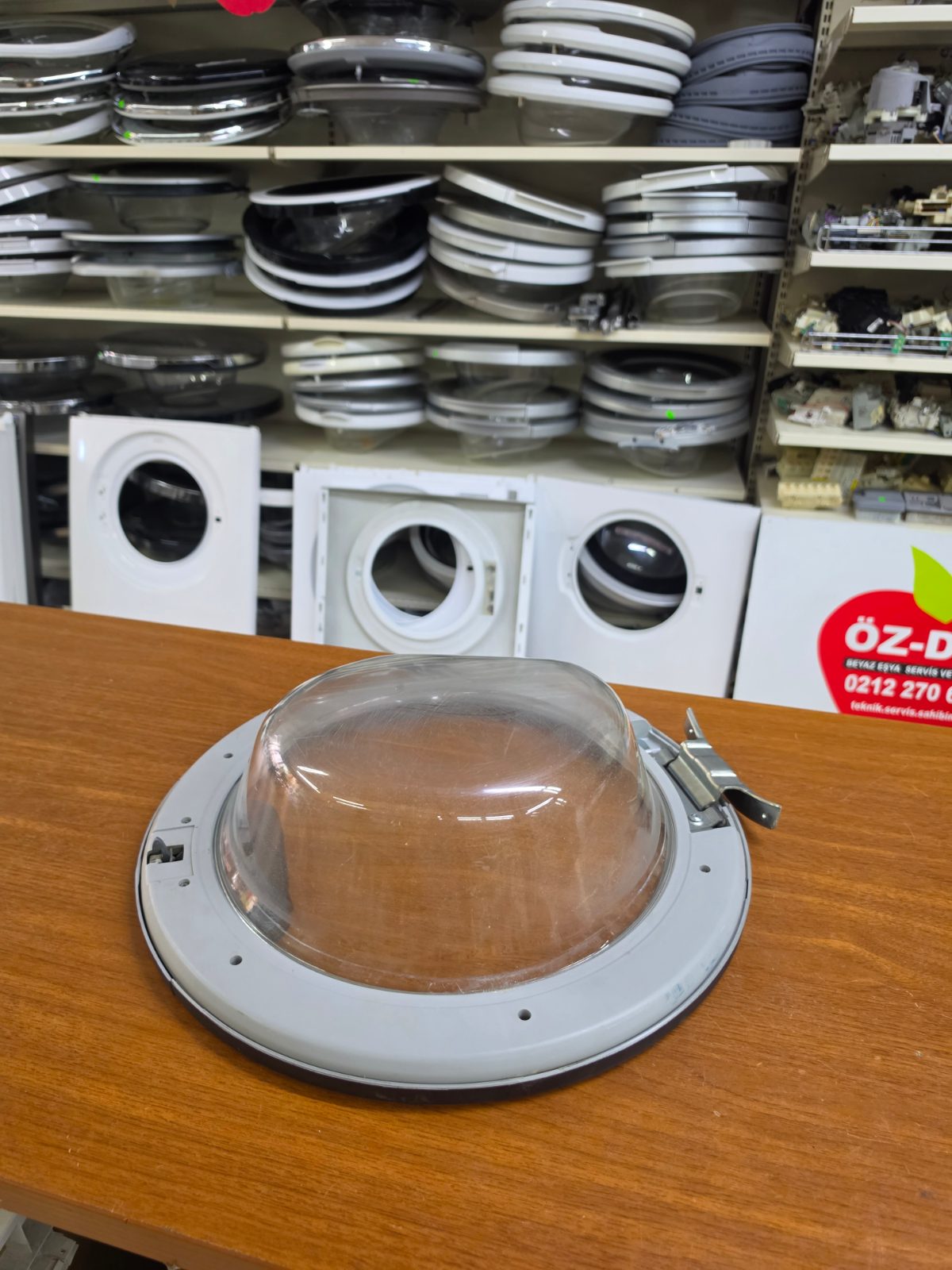 Hotpoint Ariston WMD 942 Çamaşır Makinesi Komple Ön Kapak Grubu  ​Hotpoint Ariston WMD serisi çamaşır makineleri ile birebir uyumlu orijinal yedek parçadır. Görselde görüldüğü üzere kapak camı, dış çerçevesi, kapak açma tutamağı ve metal menteşesi komple montaja hazır halde teslim edilir.  ​🛠️ Ürün Özellikleri ve Durumu ​Parça Türü: Komple Ön Kapak (Dış Çerçeve + İç Cam + Menteşe + Tutamak Mekanizması) — görsel 6