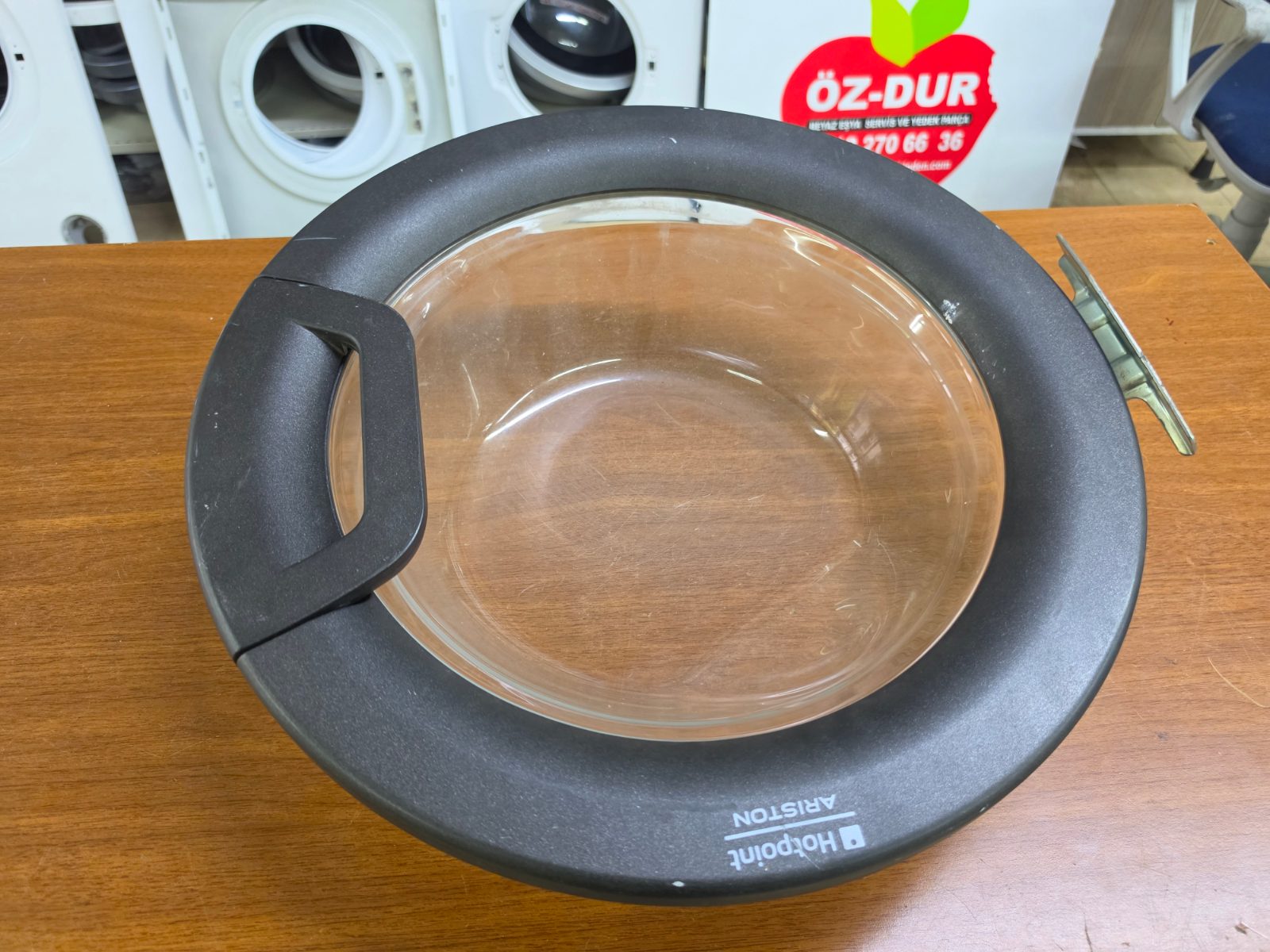 Hotpoint Ariston WMD 942 Çamaşır Makinesi Komple Ön Kapak Grubu  ​Hotpoint Ariston WMD serisi çamaşır makineleri ile birebir uyumlu orijinal yedek parçadır. Görselde görüldüğü üzere kapak camı, dış çerçevesi, kapak açma tutamağı ve metal menteşesi komple montaja hazır halde teslim edilir.  ​🛠️ Ürün Özellikleri ve Durumu ​Parça Türü: Komple Ön Kapak (Dış Çerçeve + İç Cam + Menteşe + Tutamak Mekanizması) — görsel 7