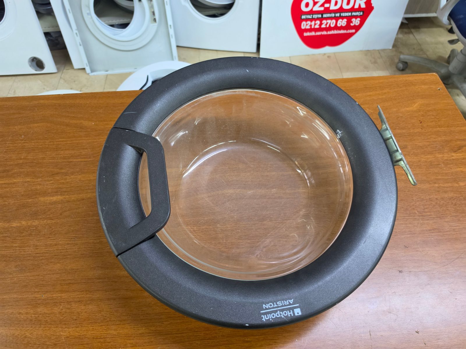 Hotpoint Ariston WMD 942 Çamaşır Makinesi Komple Ön Kapak Grubu  ​Hotpoint Ariston WMD serisi çamaşır makineleri ile birebir uyumlu orijinal yedek parçadır. Görselde görüldüğü üzere kapak camı, dış çerçevesi, kapak açma tutamağı ve metal menteşesi komple montaja hazır halde teslim edilir.  ​🛠️ Ürün Özellikleri ve Durumu ​Parça Türü: Komple Ön Kapak (Dış Çerçeve + İç Cam + Menteşe + Tutamak Mekanizması) — görsel 8