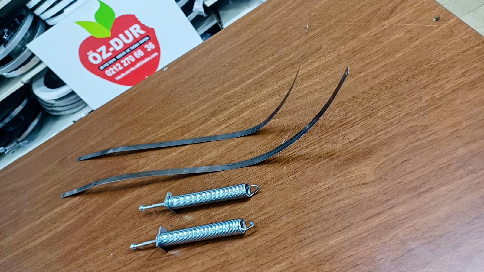 Samsung DW-FN320T (ve uyumlu DW serisi) bulaşık makinelerine ait Kapı Denge Yayı ve Çelik Palet Şerit (Menteşe İpi/Halatı) Seti'dir.