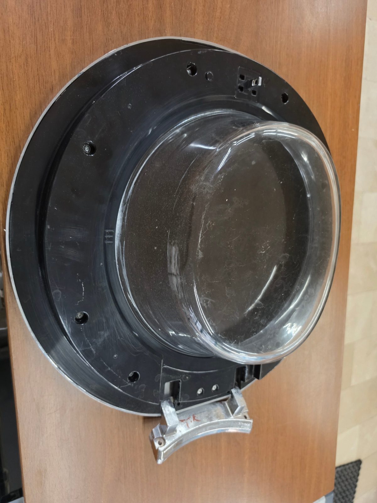 Vestel 10912 TT / 10 kg Çamaşır Makinesi Ön Kapak Komple ​Vestel 10912 TT Uyumlu Komple Kapak (Işıksız Gövde - Krom)   ​İlan Açıklaması  ​Vestel 10912 TT Çamaşır Makinesi Komple Kapak  ​Vestel 10912 TT (10 kg / 1200 Devir) modeli ile tam uyumlu, füme camlı, siyah iç gövdeli ve krom dış halkalı komple ön kapak.  ​Durum: Temiz, sağlam ve montaja hazır durumdadır. Camında veya plastik aksamında kırık, çatlak ya da deformasyon bulunmamaktadır. ​Uyumlu Modeller: Vestel 10912 TT başta olmak üzere, aynı kapak kasasını (Parça Kodu: 42122651) kullanan 10 kg Vestel, Regal, SEG ve Finlux çamaşır makineleri ile uyumludur. ​İçerik: Dış krom halka, siyah çerçeve ve ön kapak camı montajlı haldedir (Menteşe ve kilit dili