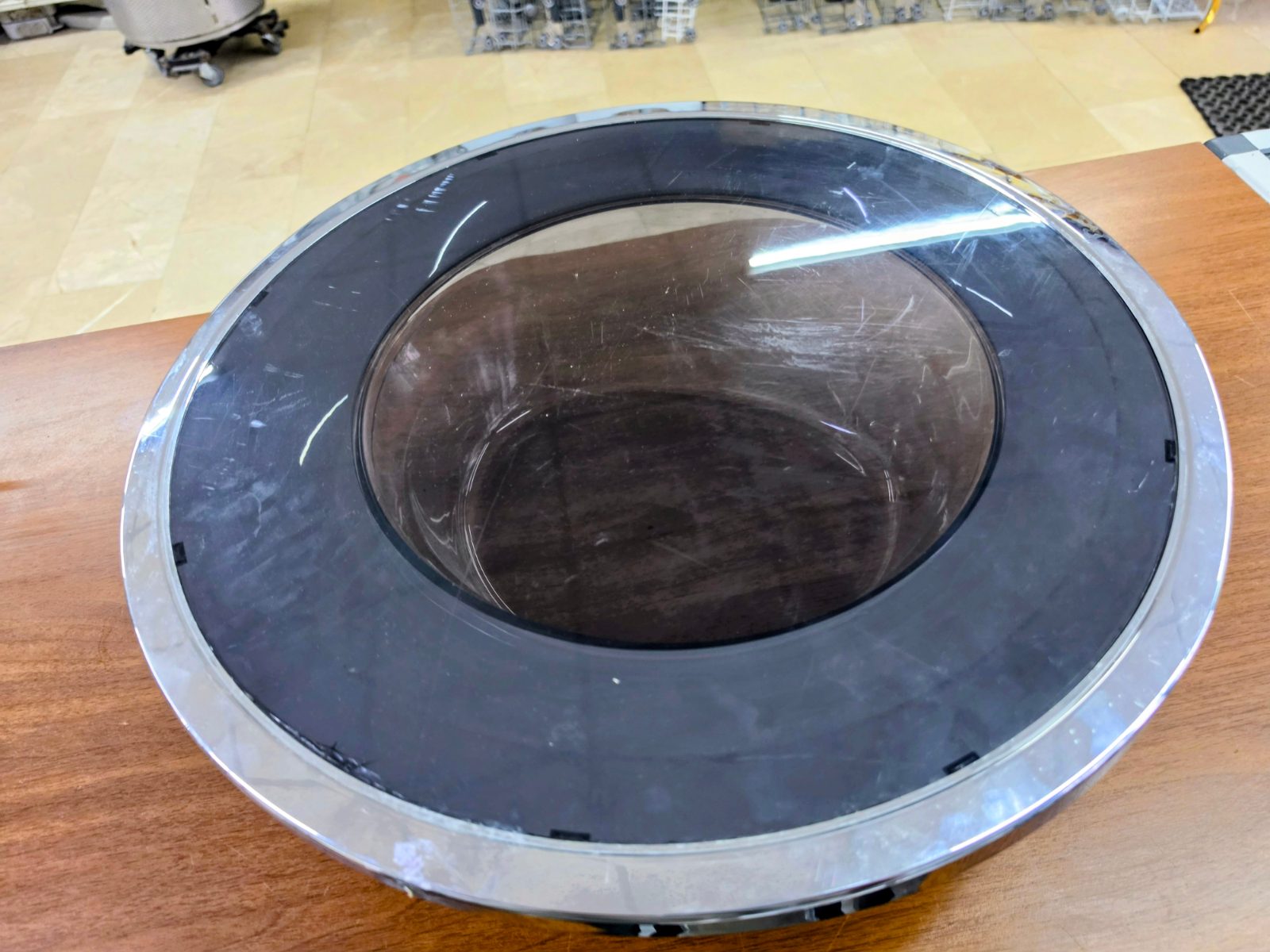 Vestel 10912 TT / 10 kg Çamaşır Makinesi Ön Kapak Komple ​Vestel 10912 TT Uyumlu Komple Kapak (Işıksız Gövde - Krom)   ​İlan Açıklaması  ​Vestel 10912 TT Çamaşır Makinesi Komple Kapak  ​Vestel 10912 TT (10 kg / 1200 Devir) modeli ile tam uyumlu, füme camlı, siyah iç gövdeli ve krom dış halkalı komple ön kapak.  ​Durum: Temiz, sağlam ve montaja hazır durumdadır. Camında veya plastik aksamında kırık, çatlak ya da deformasyon bulunmamaktadır. ​Uyumlu Modeller: Vestel 10912 TT başta olmak üzere, aynı kapak kasasını (Parça Kodu: 42122651) kullanan 10 kg Vestel, Regal, SEG ve Finlux çamaşır makineleri ile uyumludur. ​İçerik: Dış krom halka, siyah çerçeve ve ön kapak camı montajlı haldedir (Menteşe ve kilit dili — görsel 2