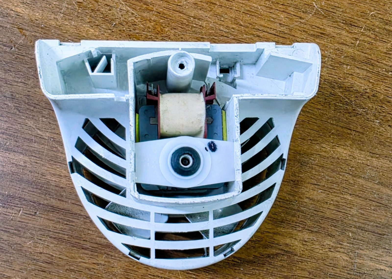 Siemens KI32V440NE Buzdolabı İç Sirkülasyon Fan Kapağı ve Pervanesi — görsel 3