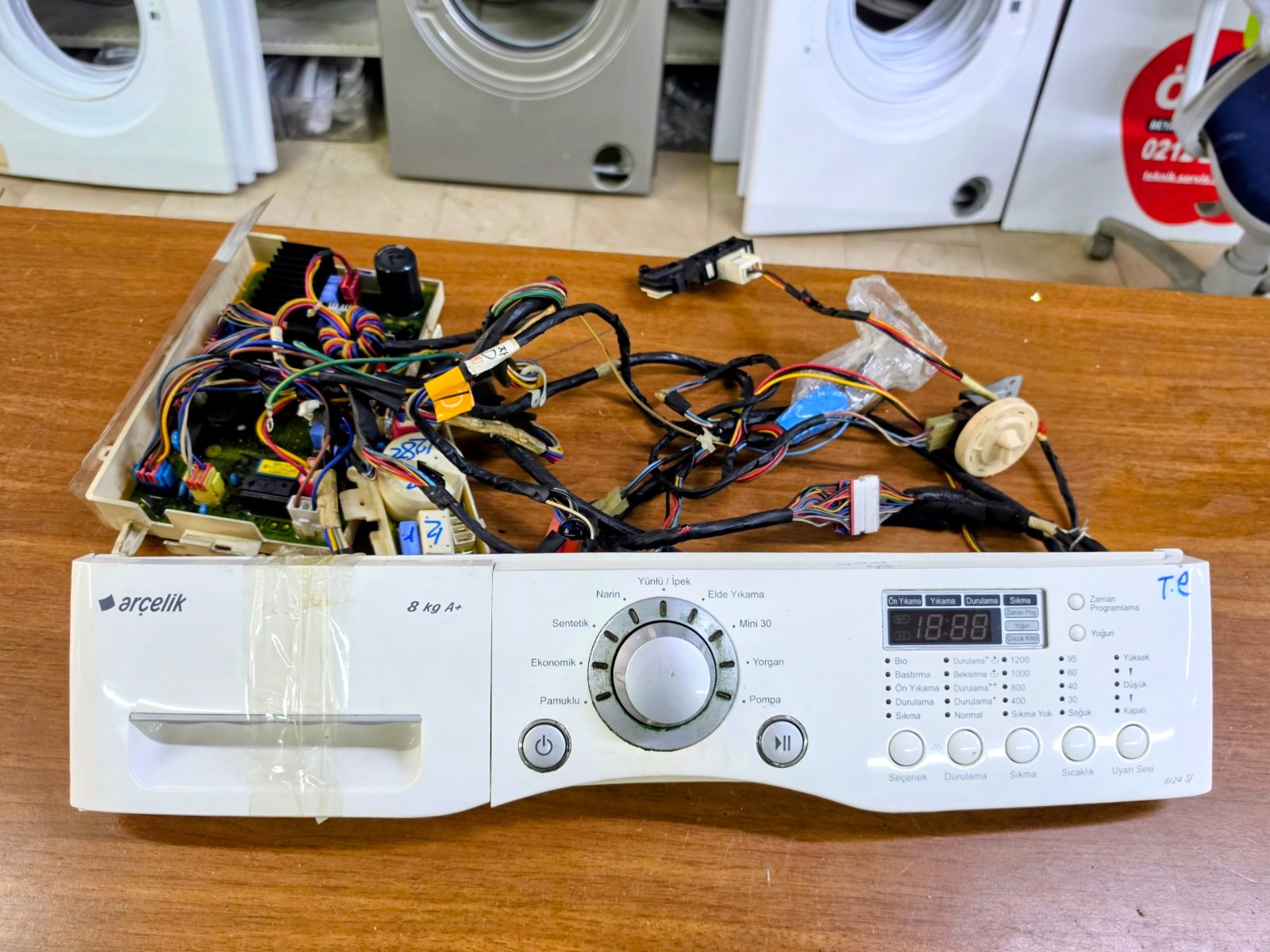 Marka / Model: Arçelik 8124 SJ (8 kg / A+) ​Ürün Türü: Ön kontrol paneli, ana kart (elektronik beyin), düğme grubu ve komple kablo tesisatı. ​Durum: 2. El / Orijinal Çıkma ​Açıklama: Arçelik 8124 SJ model çamaşır makinesinden sökülmüş, orijinal çıkma parçadır. Ön panel, dijital ekran, program seçim düğmesi, kontrol kartı, prosestat (su seviye şalteri) ve bağlantı kablo tesisatı seti halinde sunulmaktadır. Testleri yapılmış, sağlam ve kullanıma hazır durumdadır.   ​Detaylı bilgi, stok durumu ve sorularınız için Özdur Teknik ile iletişime geçebilirsiniz. — görsel 1