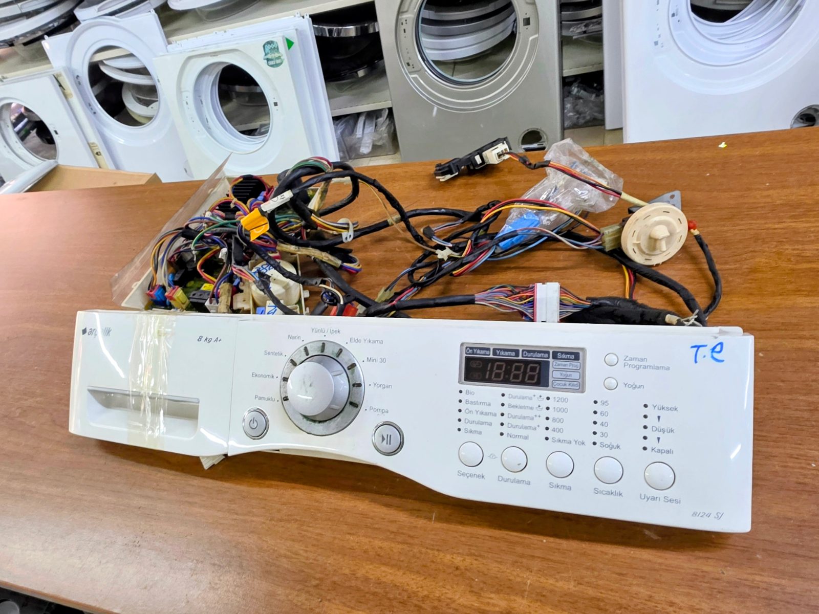 Marka / Model: Arçelik 8124 SJ (8 kg / A+) ​Ürün Türü: Ön kontrol paneli, ana kart (elektronik beyin), düğme grubu ve komple kablo tesisatı. ​Durum: 2. El / Orijinal Çıkma ​Açıklama: Arçelik 8124 SJ model çamaşır makinesinden sökülmüş, orijinal çıkma parçadır. Ön panel, dijital ekran, program seçim düğmesi, kontrol kartı, prosestat (su seviye şalteri) ve bağlantı kablo tesisatı seti halinde sunulmaktadır. Testleri yapılmış, sağlam ve kullanıma hazır durumdadır.   ​Detaylı bilgi, stok durumu ve sorularınız için Özdur Teknik ile iletişime geçebilirsiniz. — görsel 3
