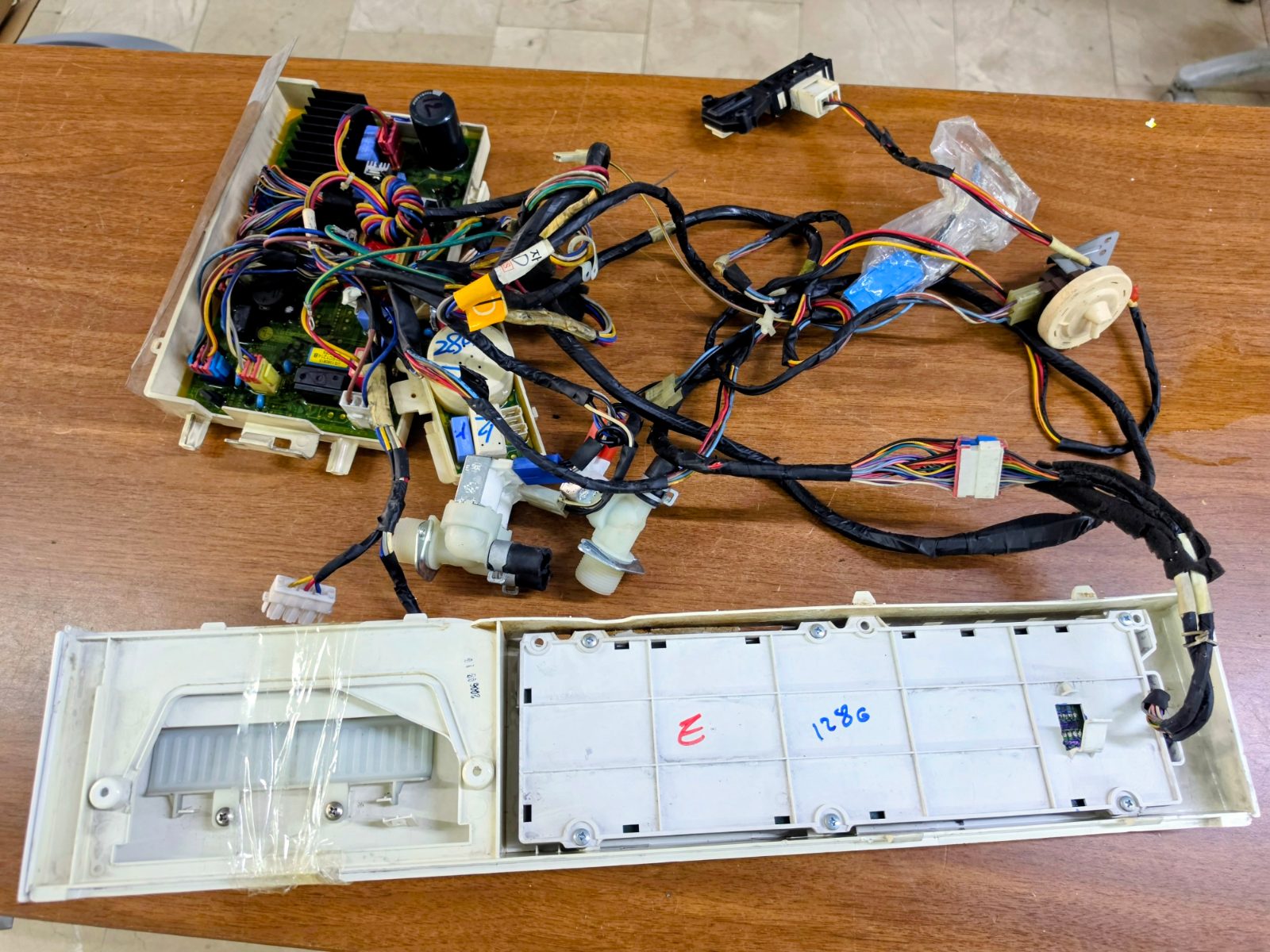 Marka / Model: Arçelik 8124 SJ (8 kg / A+) ​Ürün Türü: Ön kontrol paneli, ana kart (elektronik beyin), düğme grubu ve komple kablo tesisatı. ​Durum: 2. El / Orijinal Çıkma ​Açıklama: Arçelik 8124 SJ model çamaşır makinesinden sökülmüş, orijinal çıkma parçadır. Ön panel, dijital ekran, program seçim düğmesi, kontrol kartı, prosestat (su seviye şalteri) ve bağlantı kablo tesisatı seti halinde sunulmaktadır. Testleri yapılmış, sağlam ve kullanıma hazır durumdadır.   ​Detaylı bilgi, stok durumu ve sorularınız için Özdur Teknik ile iletişime geçebilirsiniz. — görsel 4