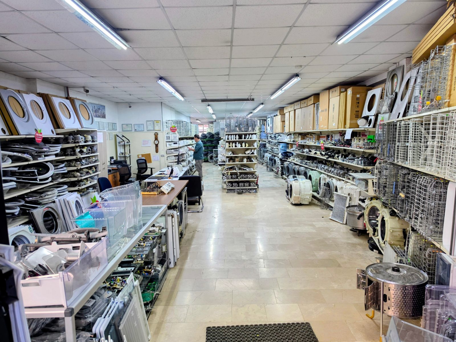 Marka / Model: Arçelik 8124 SJ (8 kg / A+) ​Ürün Türü: Ön kontrol paneli, ana kart (elektronik beyin), düğme grubu ve komple kablo tesisatı. ​Durum: 2. El / Orijinal Çıkma ​Açıklama: Arçelik 8124 SJ model çamaşır makinesinden sökülmüş, orijinal çıkma parçadır. Ön panel, dijital ekran, program seçim düğmesi, kontrol kartı, prosestat (su seviye şalteri) ve bağlantı kablo tesisatı seti halinde sunulmaktadır. Testleri yapılmış, sağlam ve kullanıma hazır durumdadır.   ​Detaylı bilgi, stok durumu ve sorularınız için Özdur Teknik ile iletişime geçebilirsiniz. — görsel 5