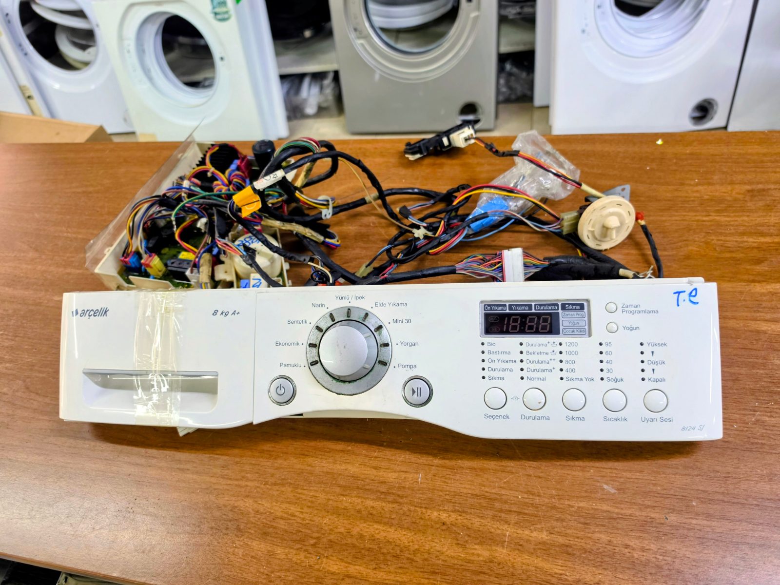 Marka / Model: Arçelik 8124 SJ (8 kg / A+) ​Ürün Türü: Ön kontrol paneli, ana kart (elektronik beyin), düğme grubu ve komple kablo tesisatı. ​Durum: 2. El / Orijinal Çıkma ​Açıklama: Arçelik 8124 SJ model çamaşır makinesinden sökülmüş, orijinal çıkma parçadır. Ön panel, dijital ekran, program seçim düğmesi, kontrol kartı, prosestat (su seviye şalteri) ve bağlantı kablo tesisatı seti halinde sunulmaktadır. Testleri yapılmış, sağlam ve kullanıma hazır durumdadır.   ​Detaylı bilgi, stok durumu ve sorularınız için Özdur Teknik ile iletişime geçebilirsiniz. — görsel 7