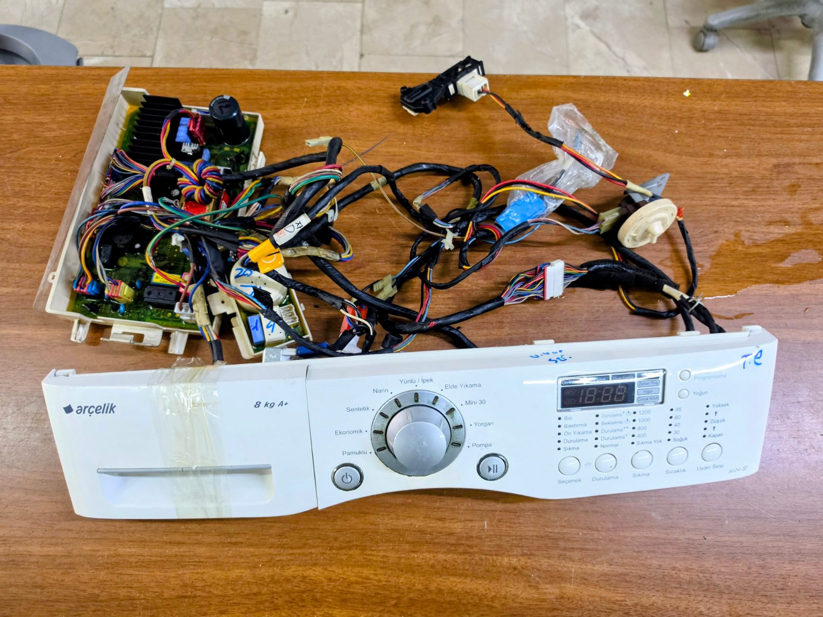 Marka / Model: Arçelik 8124 SJ (8 kg / A+) ​Ürün Türü: Ön kontrol paneli, ana kart (elektronik beyin), düğme grubu ve komple kablo tesisatı. ​Durum: 2. El / Orijinal Çıkma ​Açıklama: Arçelik 8124 SJ model çamaşır makinesinden sökülmüş, orijinal çıkma parçadır. Ön panel, dijital ekran, program seçim düğmesi, kontrol kartı, prosestat (su seviye şalteri) ve bağlantı kablo tesisatı seti halinde sunulmaktadır. Testleri yapılmış, sağlam ve kullanıma hazır durumdadır.   ​Detaylı bilgi, stok durumu ve sorularınız için Özdur Teknik ile iletişime geçebilirsiniz. — görsel 8